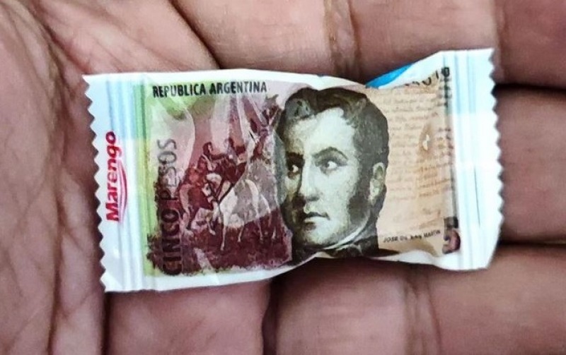 Volvi� el billete de $5 en forma de caramelos